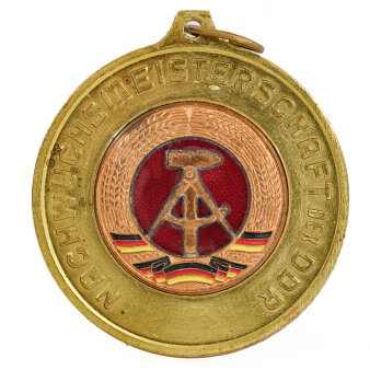 Goldmedaille mit farbigem Wappen der DDR und der Inschrift „Nachwuchsmeisterschaft der DDR“