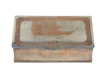 Metallschatulle mit Blumenkranzgravur und Inschrift „Presended by The Leeds United A.F.C.“