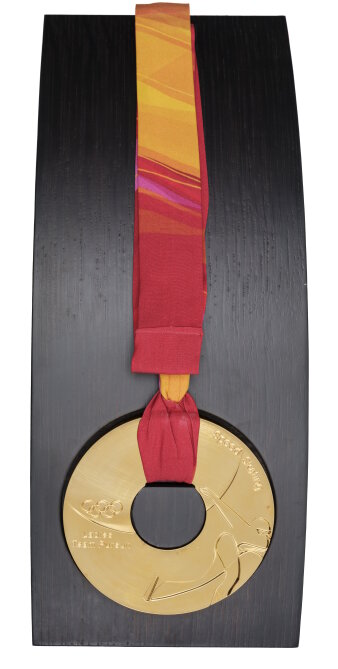 Goldmedaille Olympische Winterspiele Turin 2006: rotes Band, Olympia Logo, Inschrift Speed Skating, Eissprintfigur 