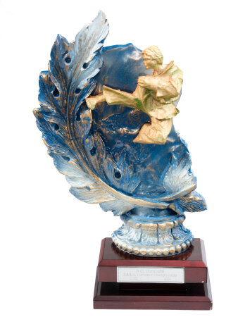 Pokalfigur: blauer Kranz mit einem goldenen Karatesportler, der einen Karatesprung vollzieht
