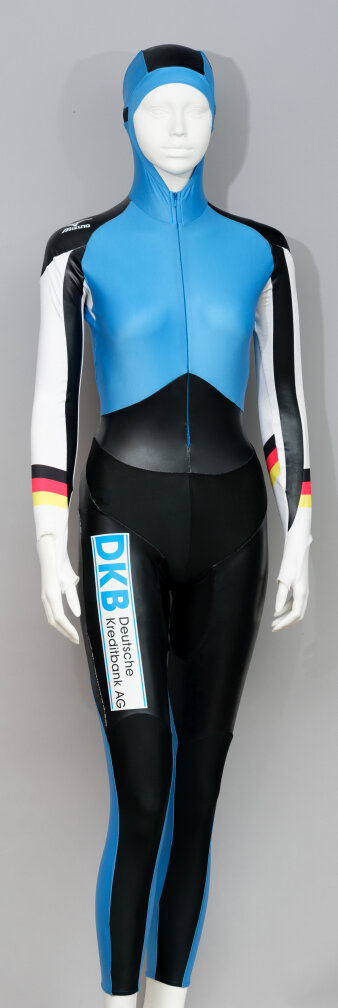 Ein Eisschnelllaufanzug für den Wettkampf entwickelt, in den Farben schwarz, blau und weiß mit DKB Sponsorlogo.