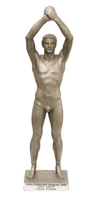Pokal Weltrekord Belgrad 1969 für Dieter Fromm, goldene Statue hält die geschlossenen Hände in die Luft