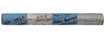 Staffelstab „DM 1966 3 x 1000 m Staffel in Halle. DDR-Meister Dieter Hermann, Manfred Matusch(e)wski, Dieter Fromm“