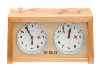 Holzgehäuse mit zwei Schachuhren und Tasten.