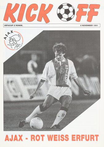 Weißes Cover mit roter und schwarzer Schrift, dazu Schwarz-Weiß-Foto eines Fußballspielers mit Ball auf dem Platz