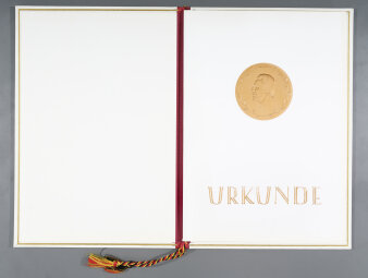 Staatsratsurkunde „Verdienter Meister des Sports“ - Deckblatt Urkunde
