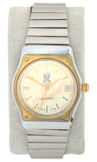Weiße Armbanduhr mit einem matten Manchettenarmband, goldene Zeiger und das SC Turbine Erfurt Vereinslogo. 
