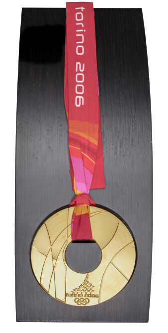 Goldmedaille Olympische Winterspiele Turin 2006 mit rotem Band und Olympia Logo