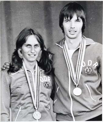 Zwei Sportler mit DDR Trainingsjacke und Goldmedaillen um den Hals bei Olympia in Moskau 1980