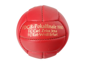 Fußball aus rotem Leder mit goldenem Schriftaufdruck „DFGB-Pokalfinale 1980 FC Carl Zeiss Jena - FC Rot-Weiß Erfurt