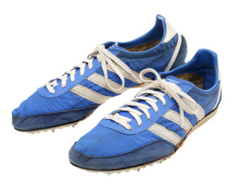 Sprintschuhe von Dieter Fromm: hellblaue Addidas-Laufschuhe mit drei weißen Streifen und weißen Schnürsenkeln