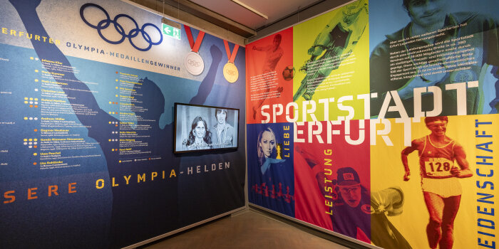 bunte Ausstellungswand mit Bild, Text, und Haupttitel "Sportstadt Erfurt"