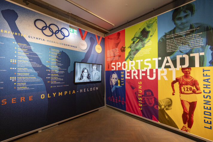 bunte Ausstellungswand mit Bild, Text, und Haupttitel "Sportstadt Erfurt"