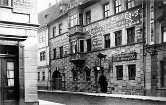 Schwarz-Weiß-Foto der Fassade des Stadtmuseums mit Beschriftung auf Höhe der Obergeschosse