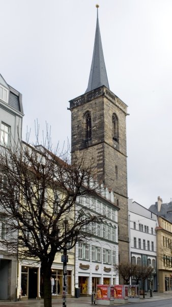 Häuserfassade mit Kirchturm