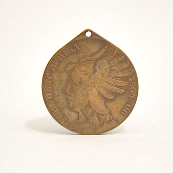eine mit Symbol und Schriftzug geprägte Medaille