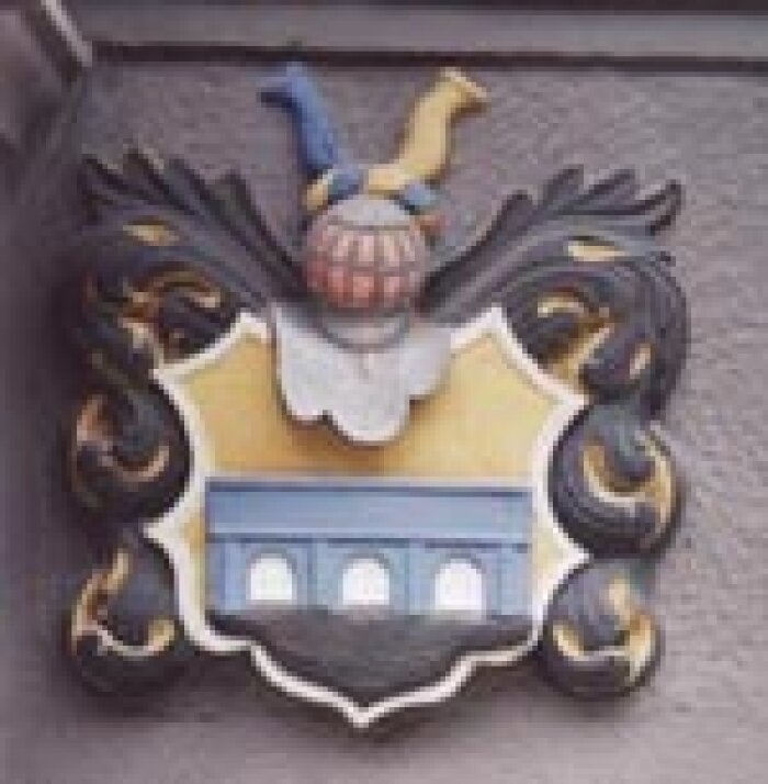 Wappen in schwarz-gelb mit blauer Brücke im Zentrum