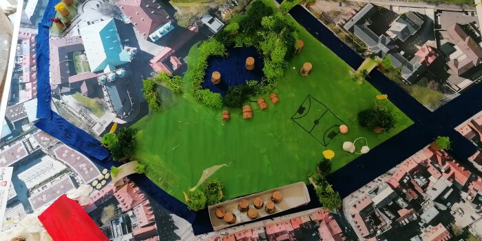 Stadtmodell aus der Vogelperspektive aus recycelten Materialien, wie Weinkorken und Milchtüten.