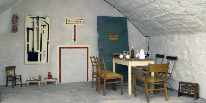 Kellergewölbe, weiß gestrichen mit Sitzgruppe und weiteren Einrichtungsgegenständen