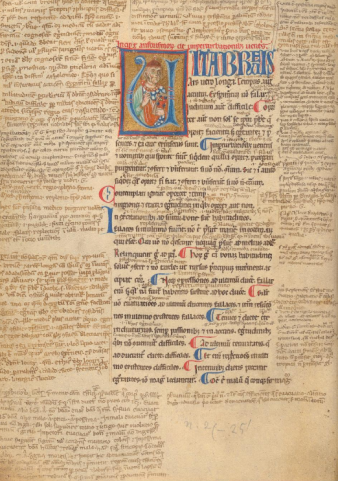 Seite einer alten Pergamenthandschrift mit farbigen Verzierungen und Abbildung eines Mannes mit Buch in einem U