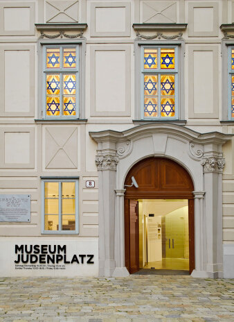 Fotografie des Eingangs zum Museum Judenplatz