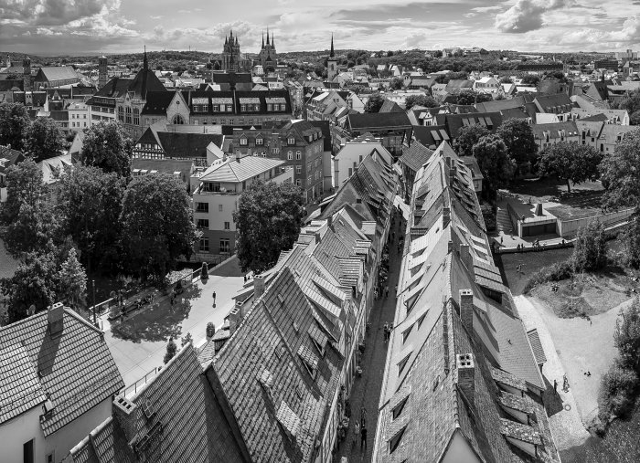 Stadtansicht Krämerbrücke schwarz-weiße Fotografie der Krämerbrücke aus der Vogelperspektive