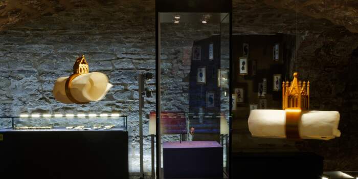 In and Out – Between and Beyond. Jüdisches Alltagsleben im mittelalterlichen Europa. Sonderausstellung in Kooperation mit der Hebrew University Jerusalem und zeitgenössischen israelischen Künstlern