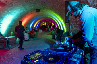Foto: Krämerbrückenlounge © Stadtverwaltung Erfurt DJ unter Steinbogen mit buntem Licht