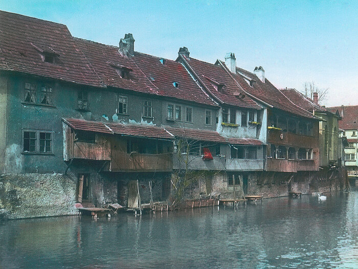 Blick von der Rathausbrücke Neg. KBT 338 Wasserseite 1925 - nachkoloriert Dia A 15 290 Historisches Fotomotiv mit einer Häuserzeile am Fluß Gera entlang inmitten der Erfurter Altstadt