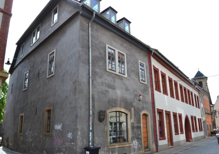 Die Häuser zur Kleinen und Großen Waage in der Erfurter Michaelisstraße Ein dunkles Eckgebäude und daneben ein helles Gebäude