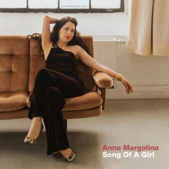 Album-Cover zeigt eine junge Frau auf einem braunen Sofa sitzend in einem Raum