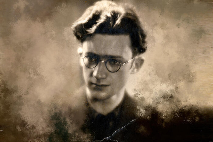 Bild in Sepia zeigt einen jungen Mann mit Brille in Wolken gehüllt