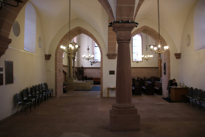 Innenraum einer Synagoge mit zwei Torbögen und einer Säule