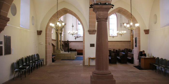 Innenraum einer Synagoge mit zwei Torbögen und einer Säule
