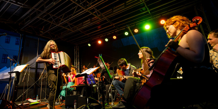 Ein Ensemble jüdischer Musiker:innen mit Instrumenten bei einem Auftritt
