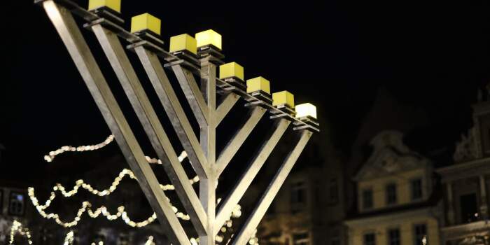 Erfurt feiert jüdisches Lichterfest: Entzündung des Chanukka-Leuchters vor dem Rathaus