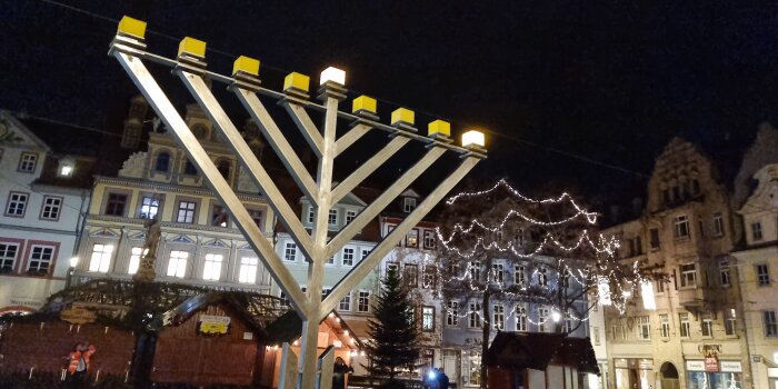 Chanukka Leuchter auf dem Erfurter Fischmarkt. 