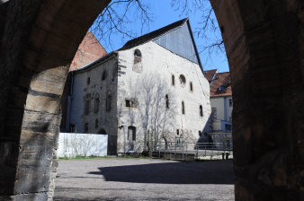 Die Alte Synagoge von der Waagegasse aus gesehen. Im Vordergrund des Fotos der steinerne Torbogen, der auf das Nachbargrundstück führt, von der Synagoge sieht man die Nord- und die Westfassade.