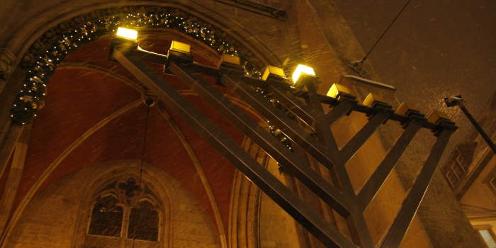 Chanukka: Feierliche Entzündung der ersten Lichter vor dem Rathaus