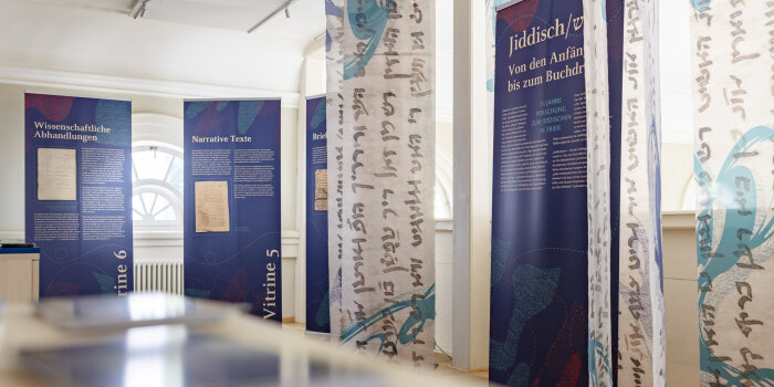 in einem Raum stehen mehrere blaue Roll-ups mit Schrift