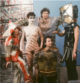 Bild mit fünf Frauen in künstlerischen Gewänden