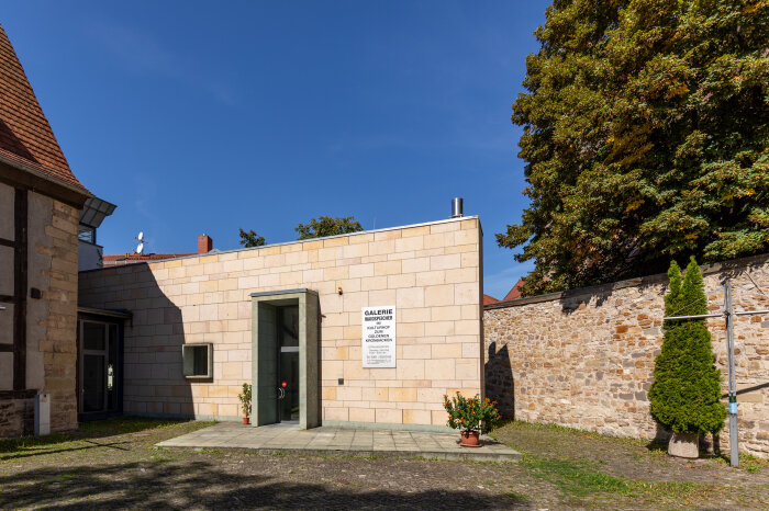 Ein Hof mit Blick auf einen Gebäudeeingang
