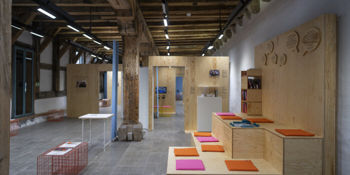 Ein Raum mit Holzbalken und verschiedenen bunten Gegenständen.