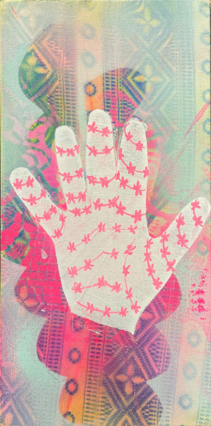 collagenartige Zeichnung einer Hand mit pinkfarbenen Ornamenten