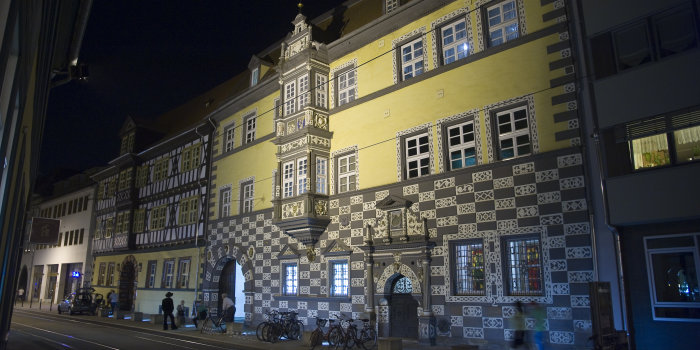 Stadtmuseum bei Nacht mit beleuchteter Fassade.