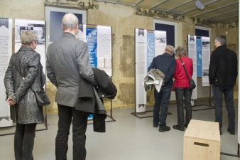 Mehrere Personen vor Ausstellungstafeln.