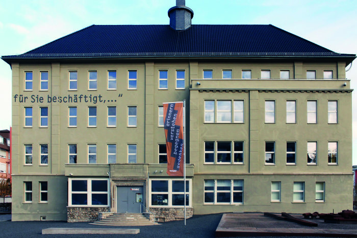 Gebäude mit Banner im Vordergrund