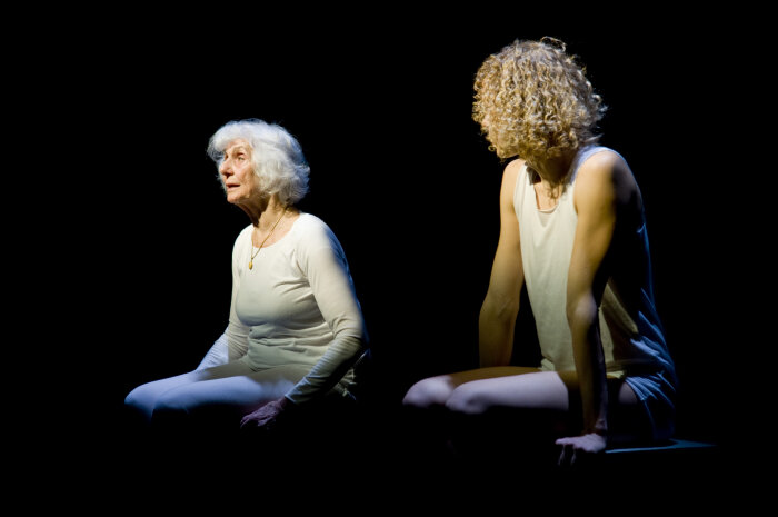 Tanztheater Sea Lavander zwei sitzende Frauen vor schwarzen Hintergrund