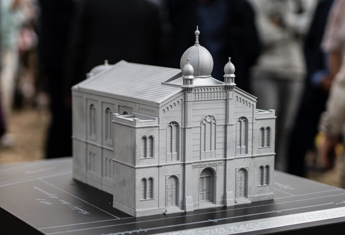 Denkmal Große Synagoge als kleines Tastmodell in Grau