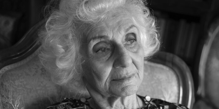 Schwarz-Weiß-Porträt einer älteren Frau mit weißem Haar